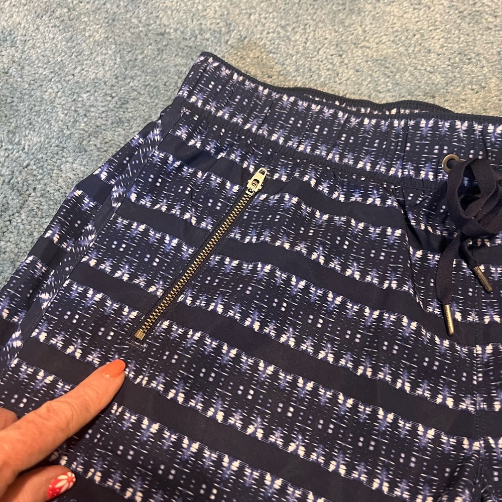 Athleta QuickDry shorts with zippered pocket Medium - Picture 4 of 7